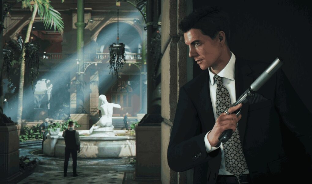007 First Light'ta GoldenEye kostümü giymiş, susturuculu tabanca tutan genç James Bond'un resmi görseli