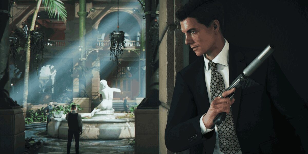 007 First Light'ta GoldenEye kostümü giymiş, susturuculu tabanca tutan genç James Bond'un resmi görseli