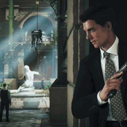 007 First Light'ta GoldenEye kostümü giymiş, susturuculu tabanca tutan genç James Bond'un resmi görseli