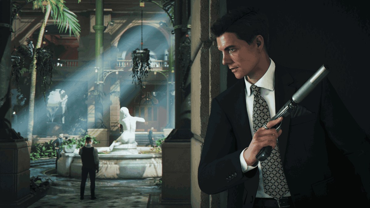 007 First Light'ta GoldenEye kostümü giymiş, susturuculu tabanca tutan genç James Bond'un resmi görseli