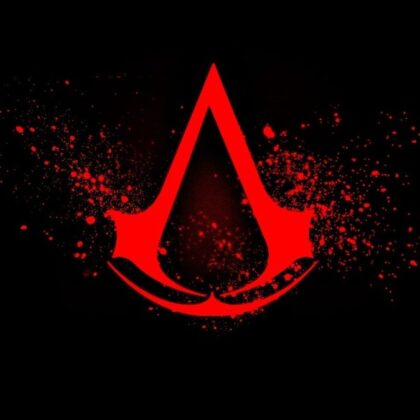 Assassin's Creed serisinin resmi logosu: siyah zemin üzerinde kırmızı mürekkep sıçramalı amblem