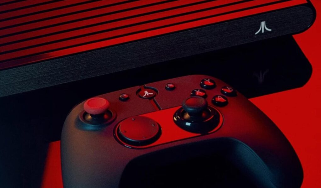 Atari'nin resmi görseli: kırmızı ışık altında Atari VCS konsolu ve önündeki modern Atari kontrolcüsü