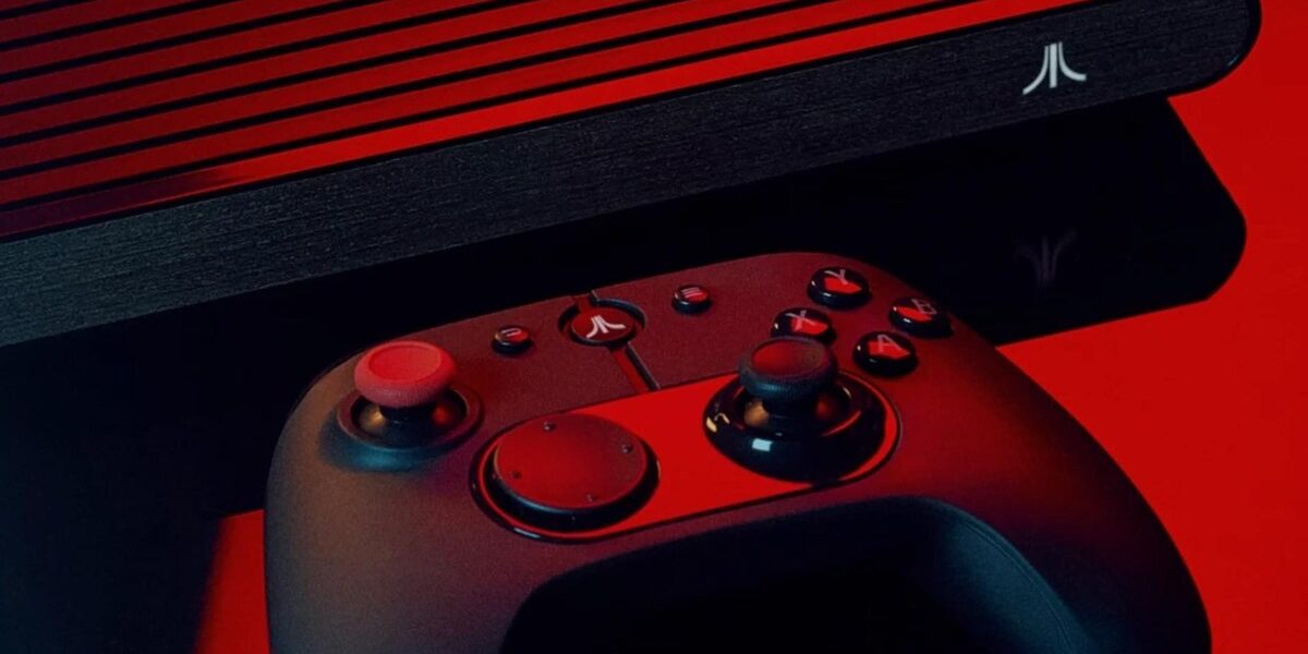 Atari'nin resmi görseli: kırmızı ışık altında Atari VCS konsolu ve önündeki modern Atari kontrolcüsü