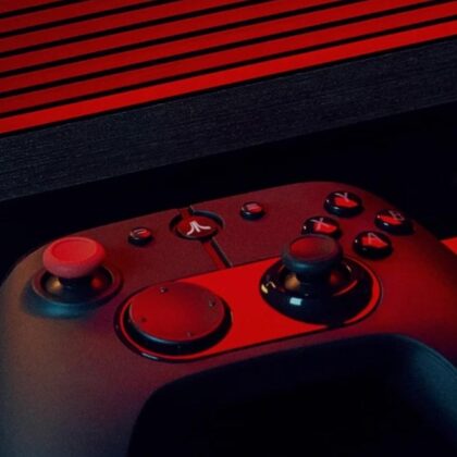 Atari'nin resmi görseli: kırmızı ışık altında Atari VCS konsolu ve önündeki modern Atari kontrolcüsü