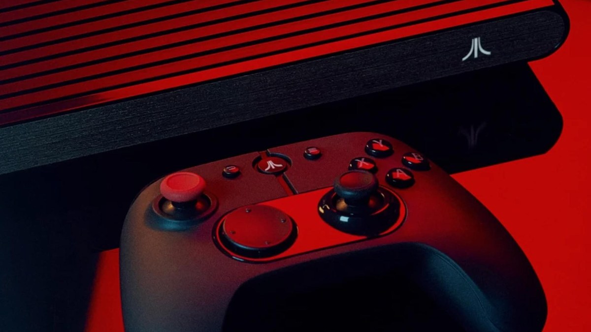 Atari'nin resmi görseli: kırmızı ışık altında Atari VCS konsolu ve önündeki modern Atari kontrolcüsü
