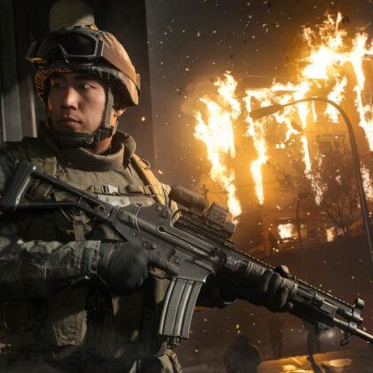 Call of Duty: Modern Warfare 4'ün resmi oyun içi görseli: elinde tüfekle yanan bir binanın önünde duran asker