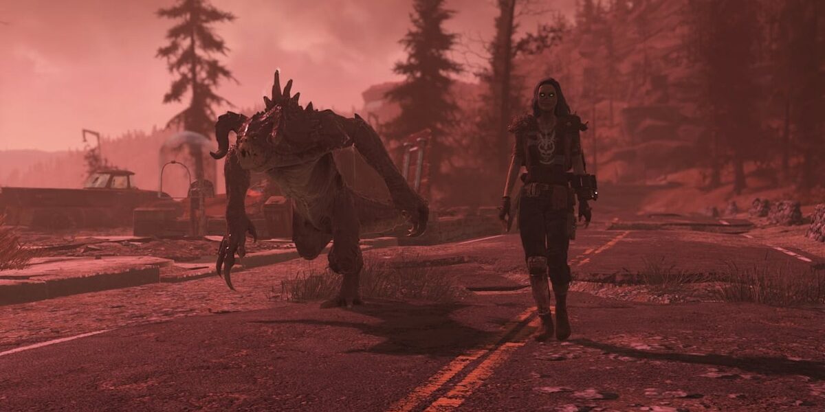 Fallout 76 World Pets güncellemesinin resmi ekran görüntüsü: Skyline Valley'de bir oyuncunun yanında yürüyen evcil Deathclaw