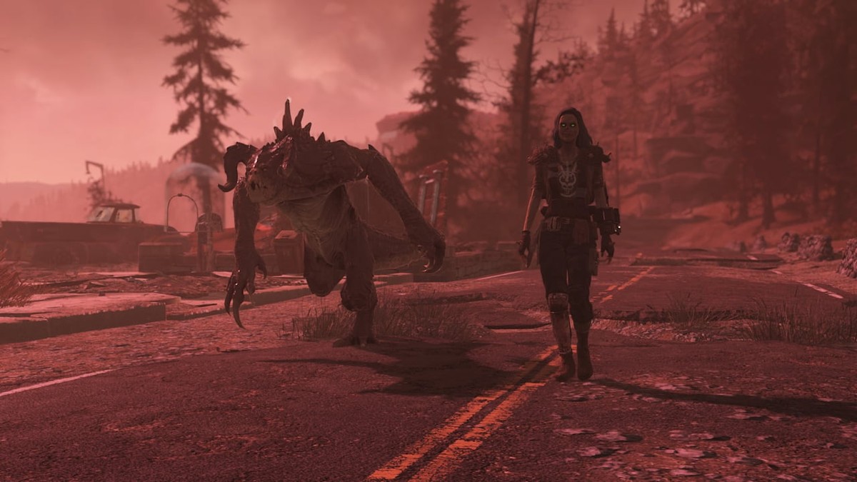 Fallout 76 World Pets güncellemesinin resmi ekran görüntüsü: Skyline Valley'de bir oyuncunun yanında yürüyen evcil Deathclaw