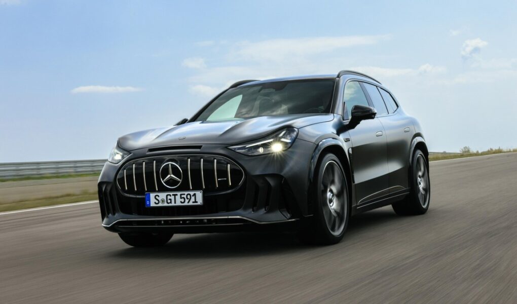 Mercedes-AMG GT SUV'un resmi basın görseli: koyu gri elektrikli SUV pistte hareket hâlinde