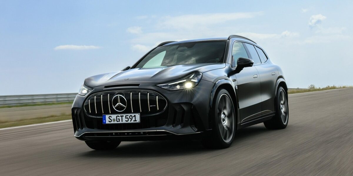 Mercedes-AMG GT SUV'un resmi basın görseli: koyu gri elektrikli SUV pistte hareket hâlinde