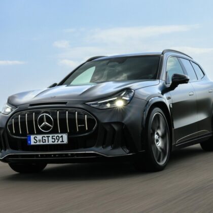 Mercedes-AMG GT SUV'un resmi basın görseli: koyu gri elektrikli SUV pistte hareket hâlinde
