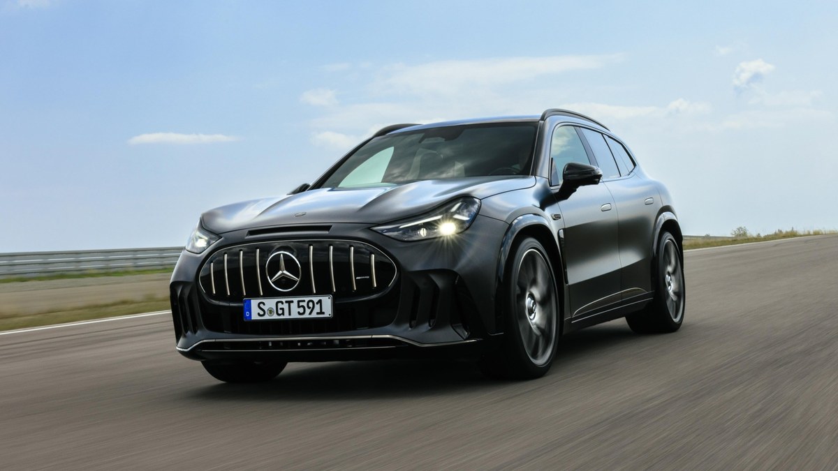 Mercedes-AMG GT SUV'un resmi basın görseli: koyu gri elektrikli SUV pistte hareket hâlinde