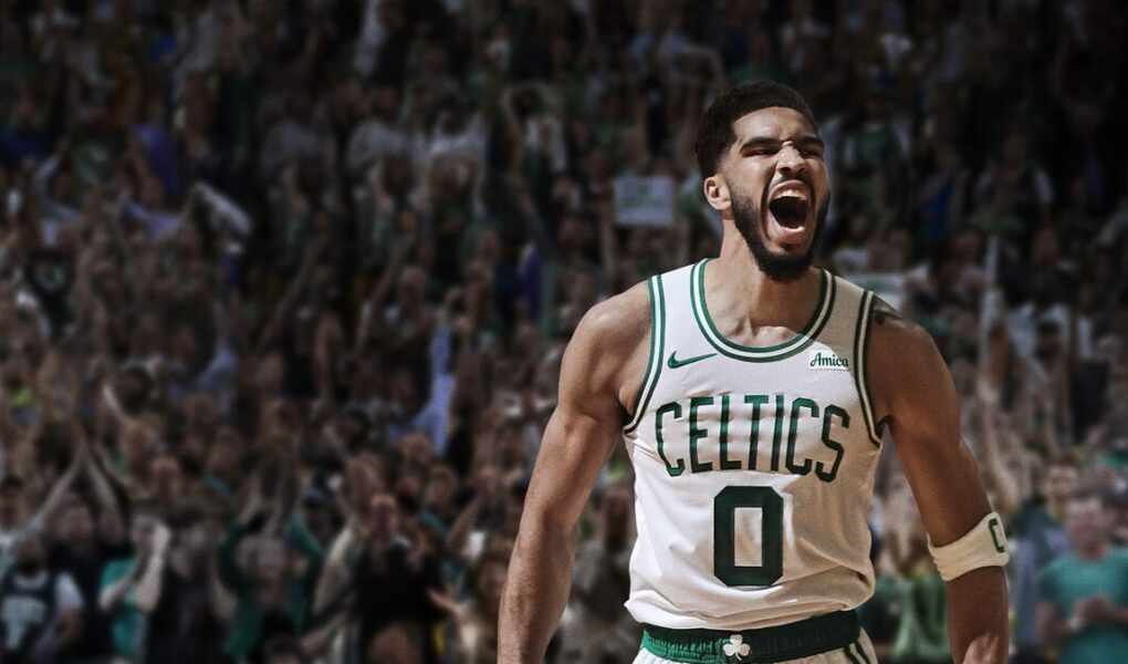 NBA 2K25'in resmi Steam görseli: Boston Celtics formalı basketbolcu kalabalık tribün önünde bağırarak sevinç gösteriyor