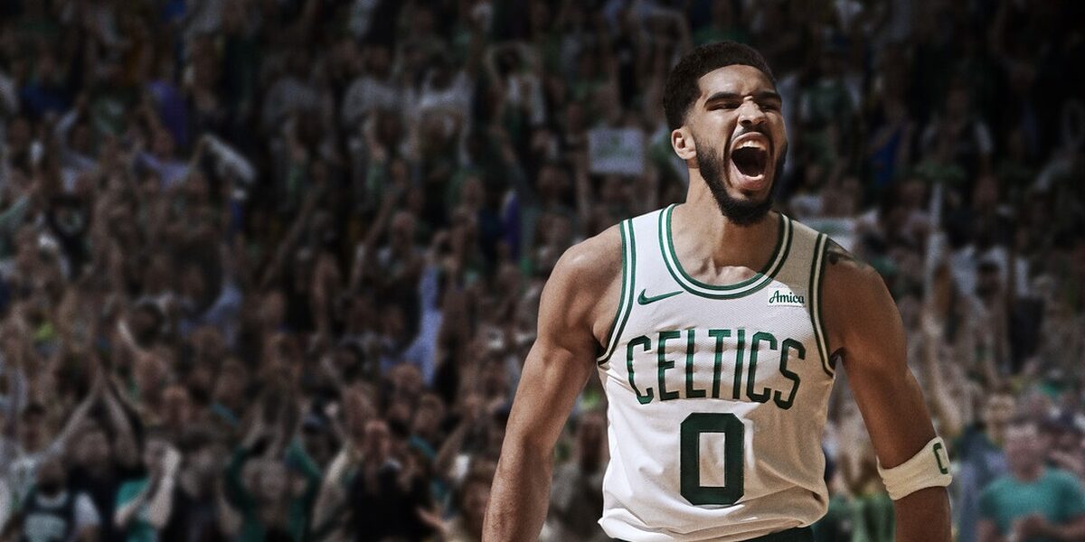 NBA 2K25'in resmi Steam görseli: Boston Celtics formalı basketbolcu kalabalık tribün önünde bağırarak sevinç gösteriyor