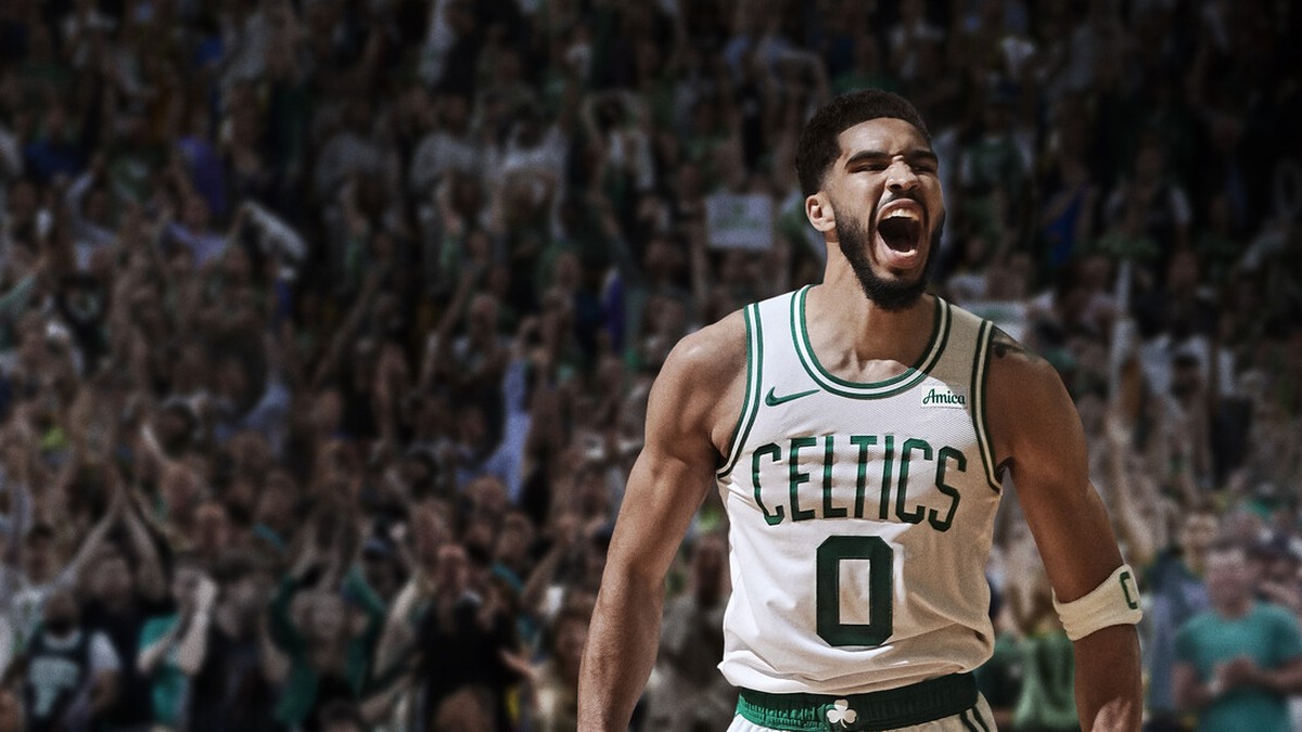 NBA 2K25'in resmi Steam görseli: Boston Celtics formalı basketbolcu kalabalık tribün önünde bağırarak sevinç gösteriyor