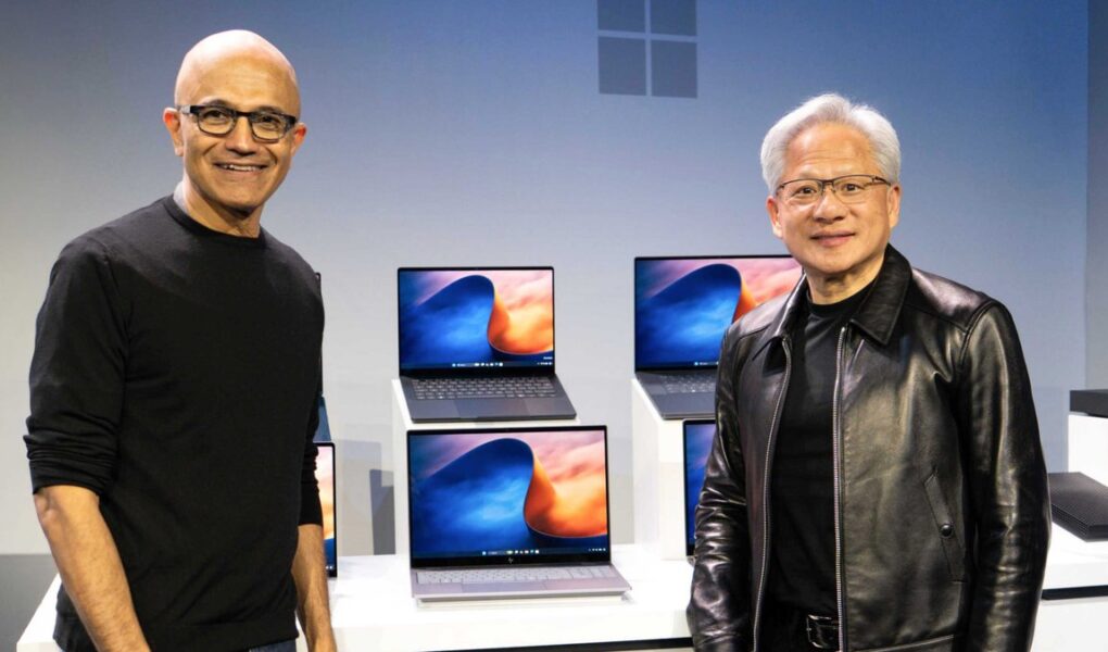 Satya Nadella ve Jensen Huang'ın RTX Spark işlemcili Windows dizüstü bilgisayarlarla poz verdiği resmi Nvidia görseli
