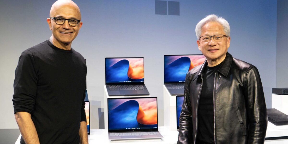 Satya Nadella ve Jensen Huang'ın RTX Spark işlemcili Windows dizüstü bilgisayarlarla poz verdiği resmi Nvidia görseli