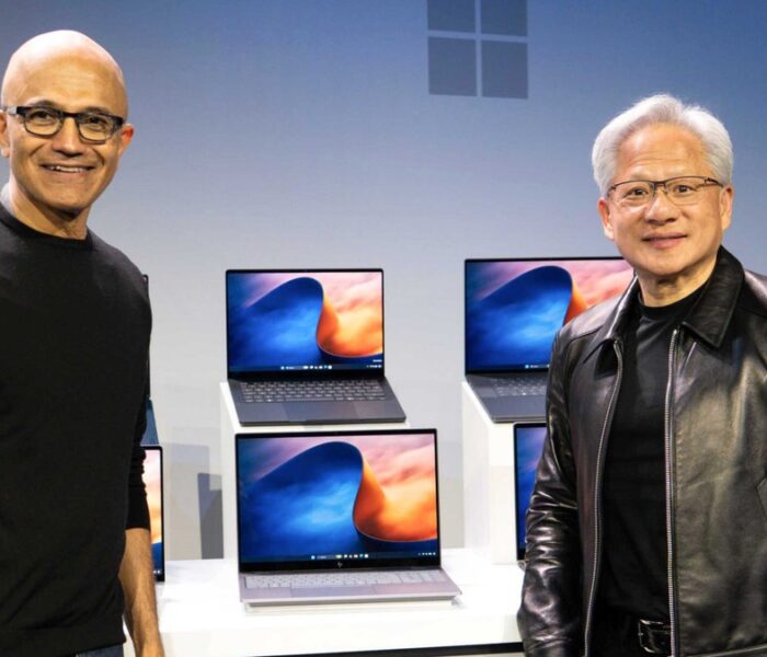 Satya Nadella ve Jensen Huang'ın RTX Spark işlemcili Windows dizüstü bilgisayarlarla poz verdiği resmi Nvidia görseli