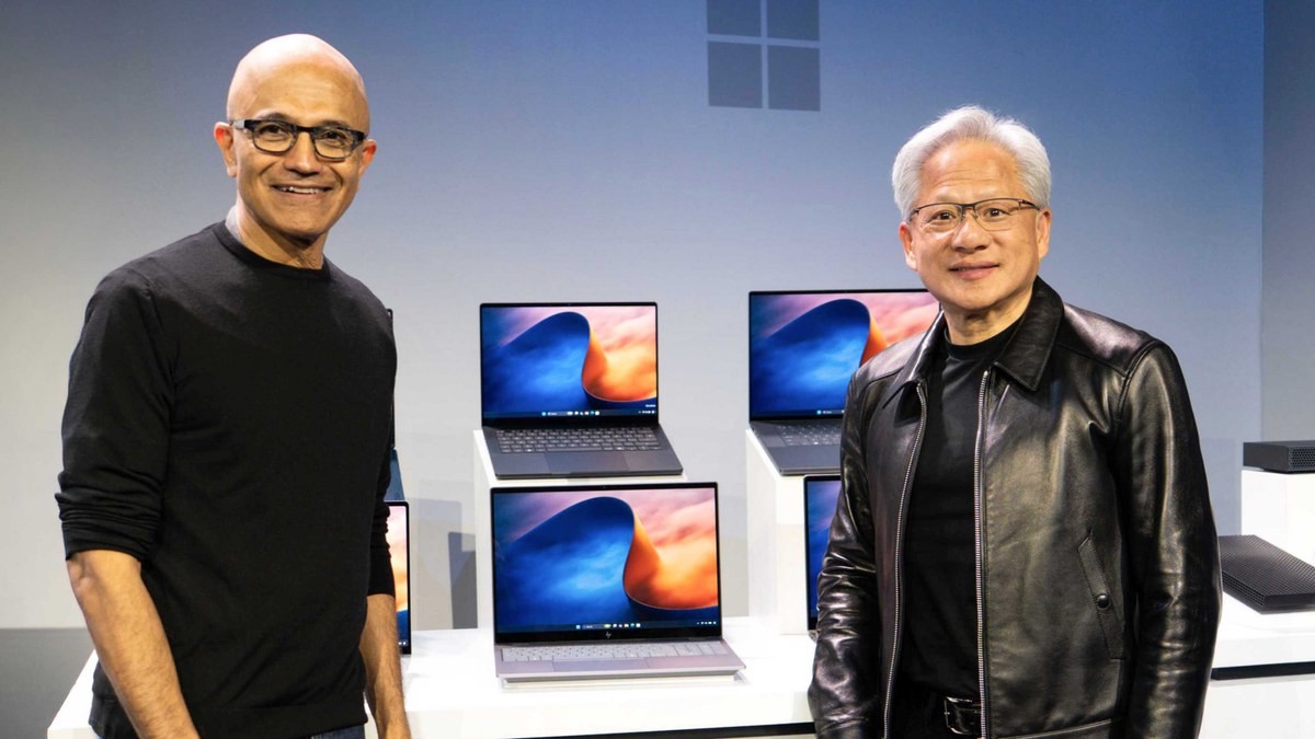 Satya Nadella ve Jensen Huang'ın RTX Spark işlemcili Windows dizüstü bilgisayarlarla poz verdiği resmi Nvidia görseli