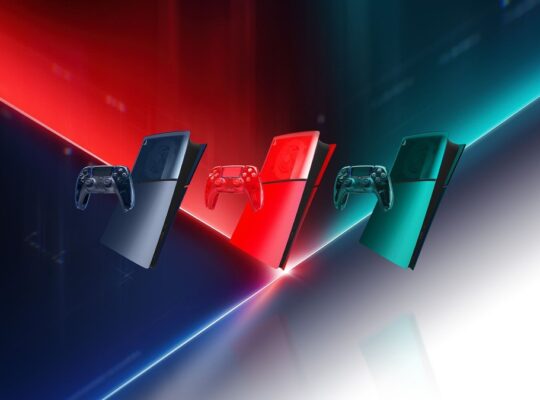 Sony'nin resmi Prism Collection görseli: şeffaf DualSense kontrolcüler ve PS5 kapakları