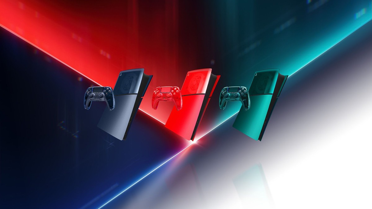 Sony'nin resmi Prism Collection görseli: şeffaf DualSense kontrolcüler ve PS5 kapakları