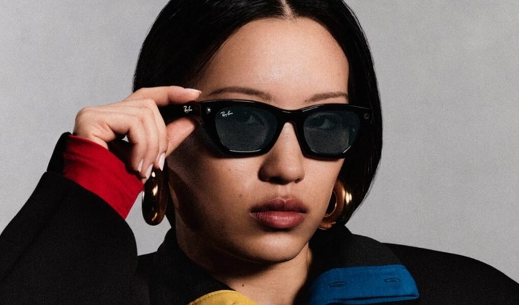 Meta'nın resmi tanıtım görseli: Ray-Ban Meta akıllı gözlük takan bir kadın gözlüğünü eliyle tutuyor