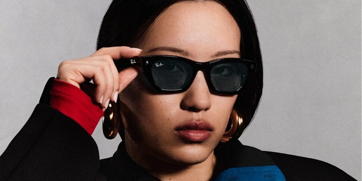 Meta'nın resmi tanıtım görseli: Ray-Ban Meta akıllı gözlük takan bir kadın gözlüğünü eliyle tutuyor