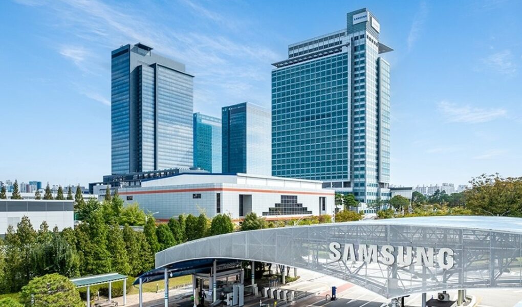 Samsung Electronics kampüsü ve Samsung logolu giriş, Samsung Newsroom resmi görseli