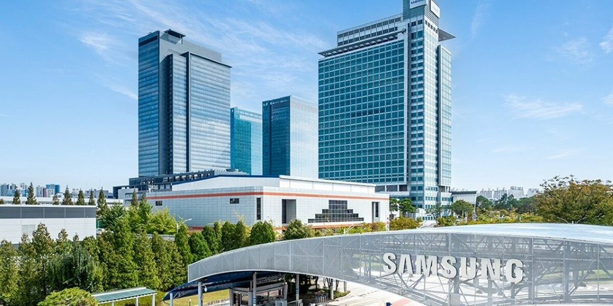 Samsung Electronics kampüsü ve Samsung logolu giriş, Samsung Newsroom resmi görseli