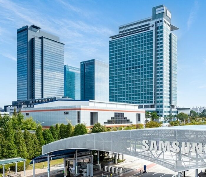 Samsung Electronics kampüsü ve Samsung logolu giriş, Samsung Newsroom resmi görseli
