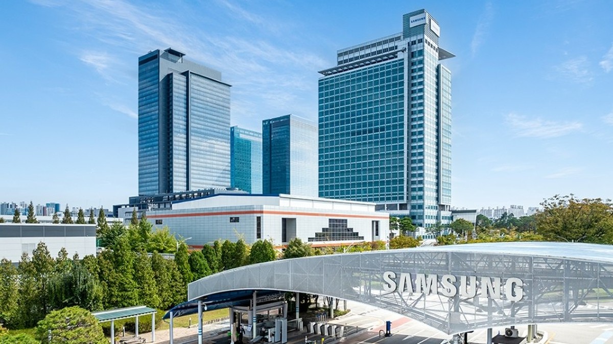 Samsung Electronics kampüsü ve Samsung logolu giriş, Samsung Newsroom resmi görseli
