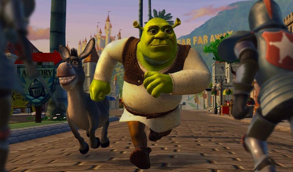 Shrek 2 Remastered'dan resmi ekran görüntüsü: Shrek ve Eşek, Far Far Away sokaklarında şövalyelerin arasından koşuyor