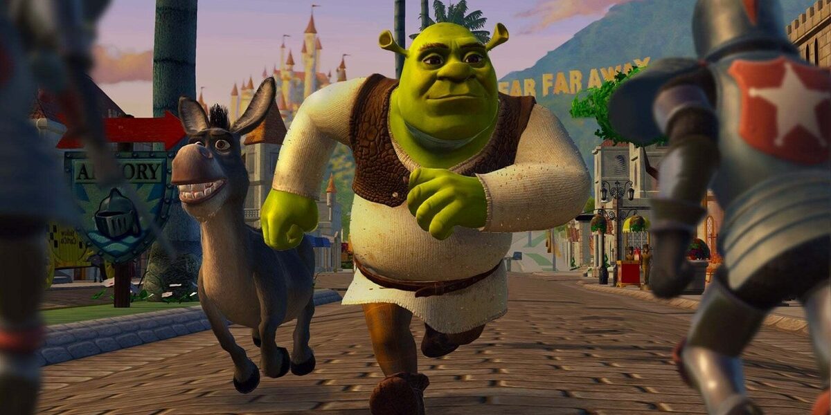 Shrek 2 Remastered'dan resmi ekran görüntüsü: Shrek ve Eşek, Far Far Away sokaklarında şövalyelerin arasından koşuyor