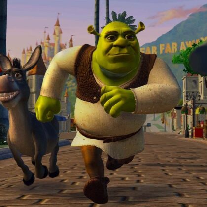 Shrek 2 Remastered'dan resmi ekran görüntüsü: Shrek ve Eşek, Far Far Away sokaklarında şövalyelerin arasından koşuyor
