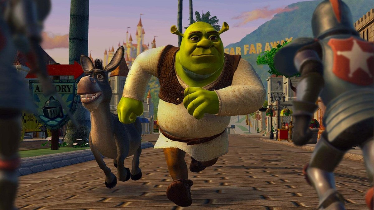 Shrek 2 Remastered'dan resmi ekran görüntüsü: Shrek ve Eşek, Far Far Away sokaklarında şövalyelerin arasından koşuyor